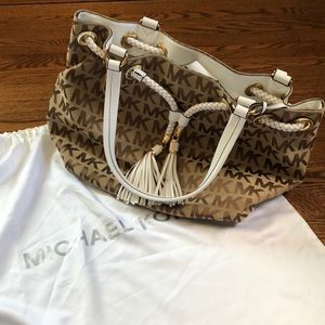 Like new! Michael Kors Jet Set Signature Monogram